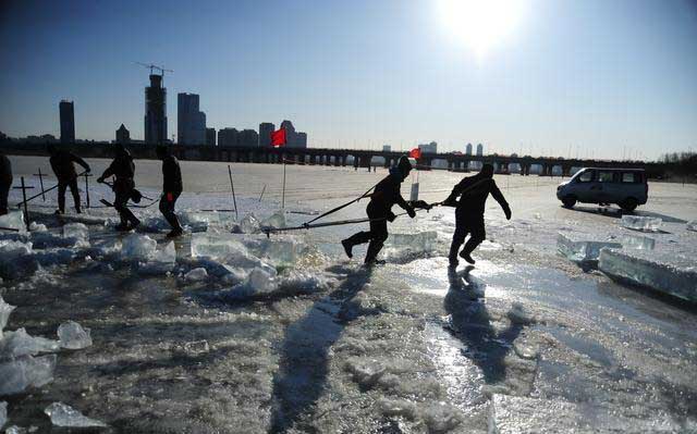 哈爾濱冬季采(cai)冰 采冰工具