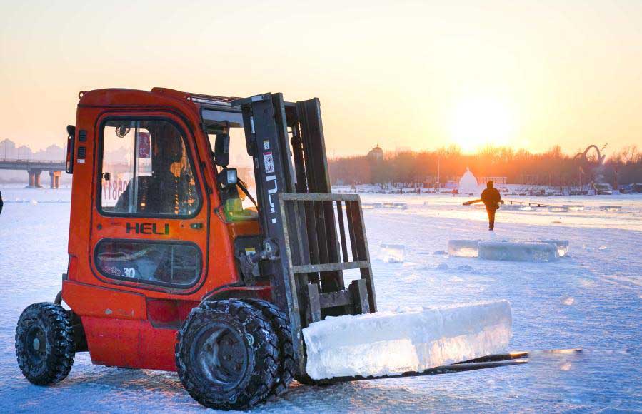 哈爾(er)濱冬季采冰 采冰(bīng)工具